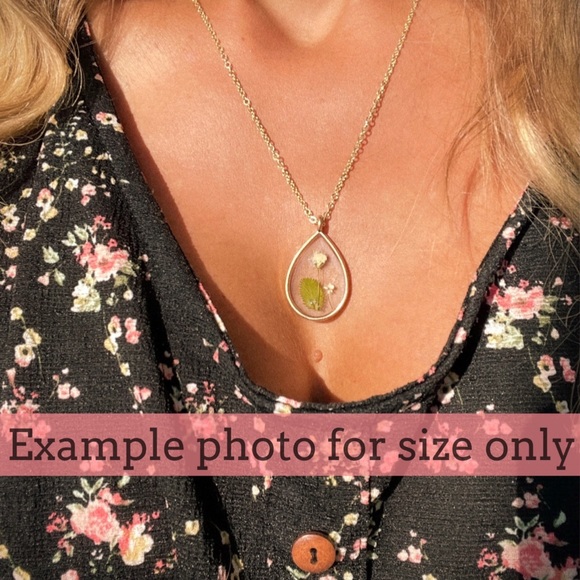 Botanical Resin plant flower necklace - Picture 3 of 5